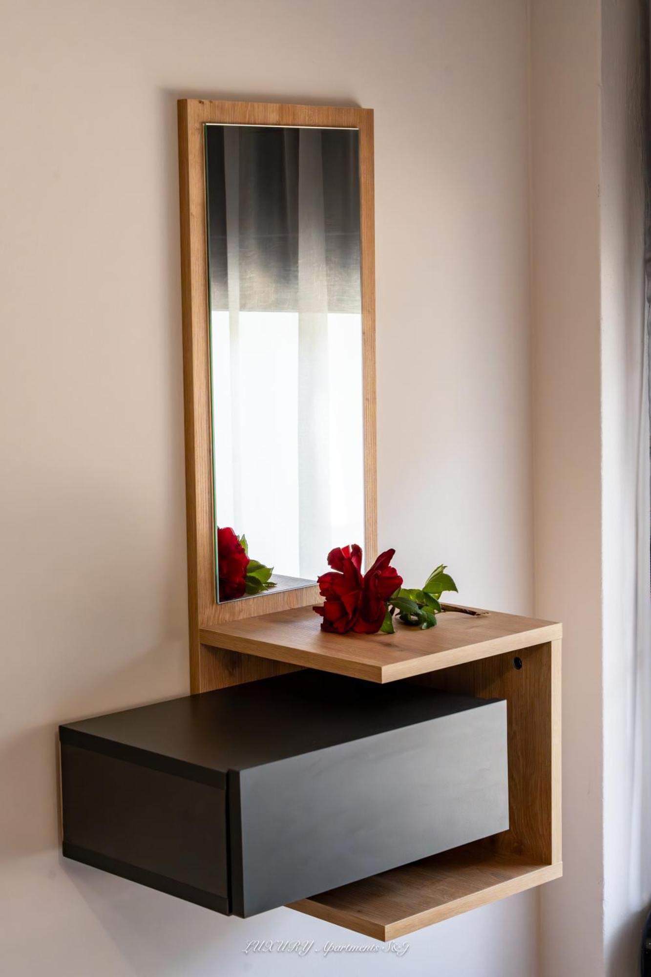 S&j Luxury Stratoni